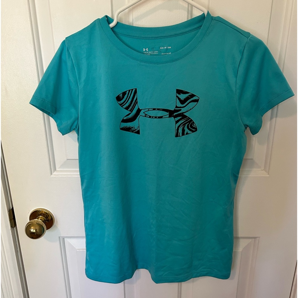 Under armour, t-shirts, like new, size Small.
